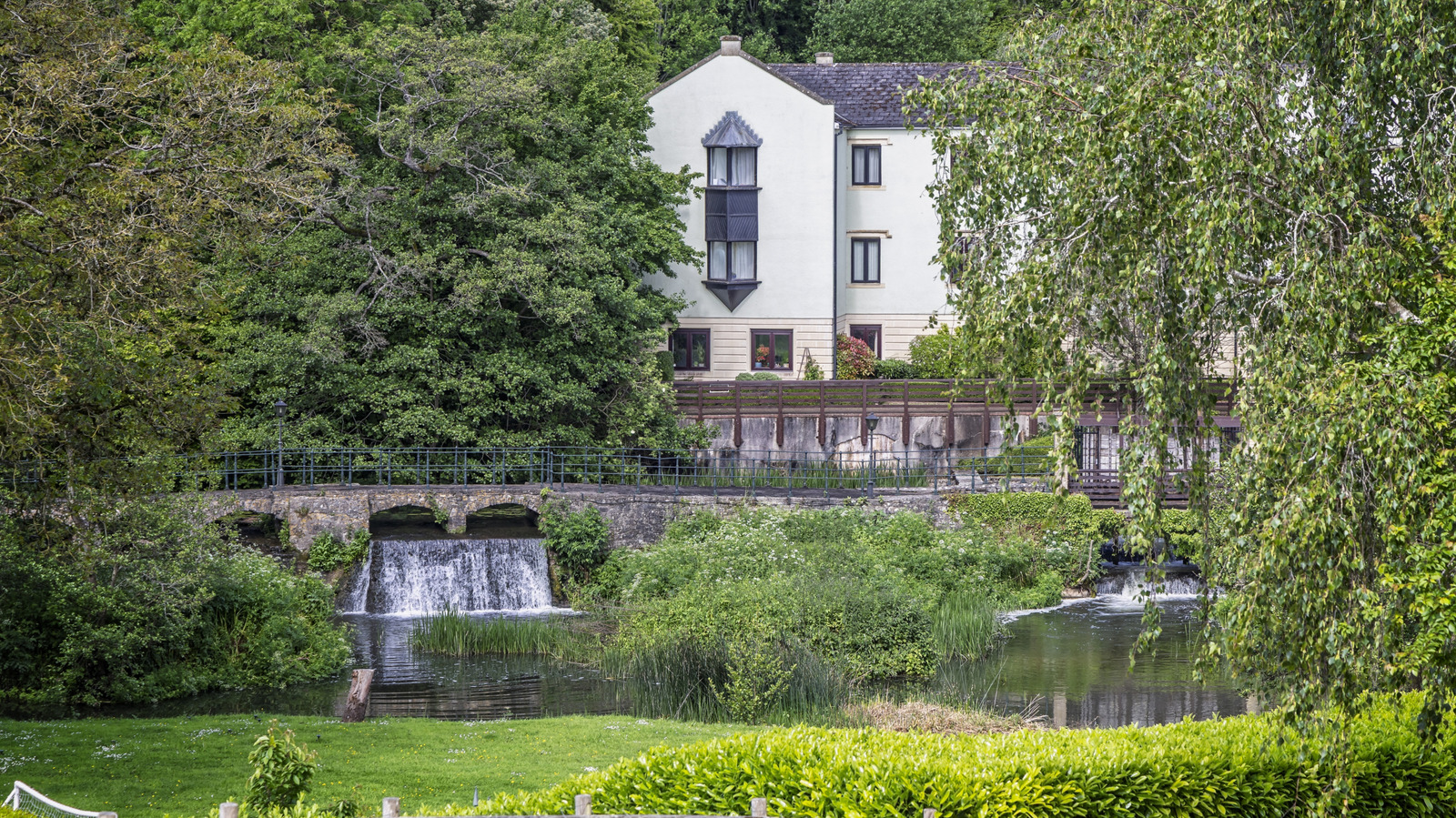 Entre Bristol et Bath se trouve une ville avec des promenades animées au bord de la rivière, de charmantes boutiques du centre-ville et des pubs