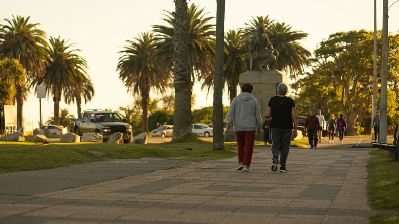 Deux personnes âgées marchant sur une promenade à Montevideo, Uruguay