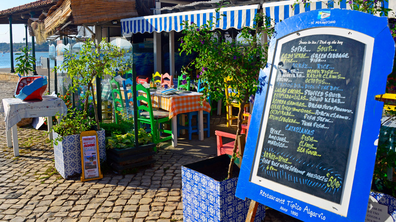 Menu devant le restaurant au bord de la mer près de la plage, Alvor, Algarve