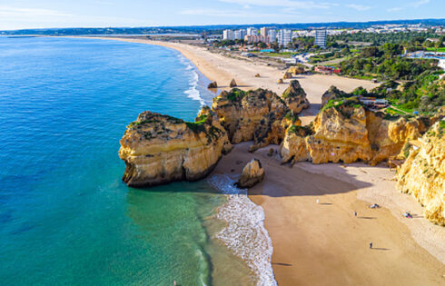Cette plage paradisiaque au Portugal est la deuxième destination de vacances la plus populaire d'Europe en 2026