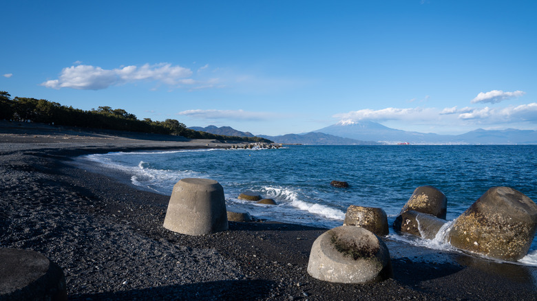 Plages de sable noir et eaux bleues sur une île de la péninsule d'Izu