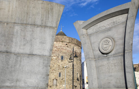 Entre Dublin et Cork se trouve la plus ancienne ville d'Irlande avec des plages immaculées, des restaurants confortables et des rues accessibles à pied