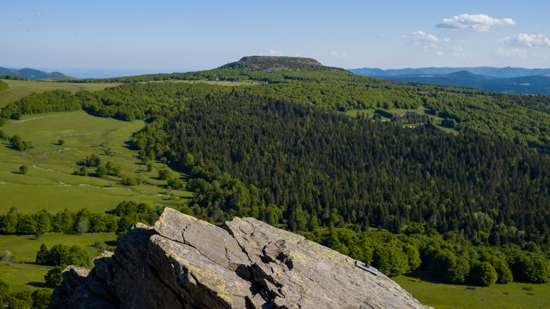 Mont de Gerbier de Jonc au sommet plat et forêts verdoyantes en France