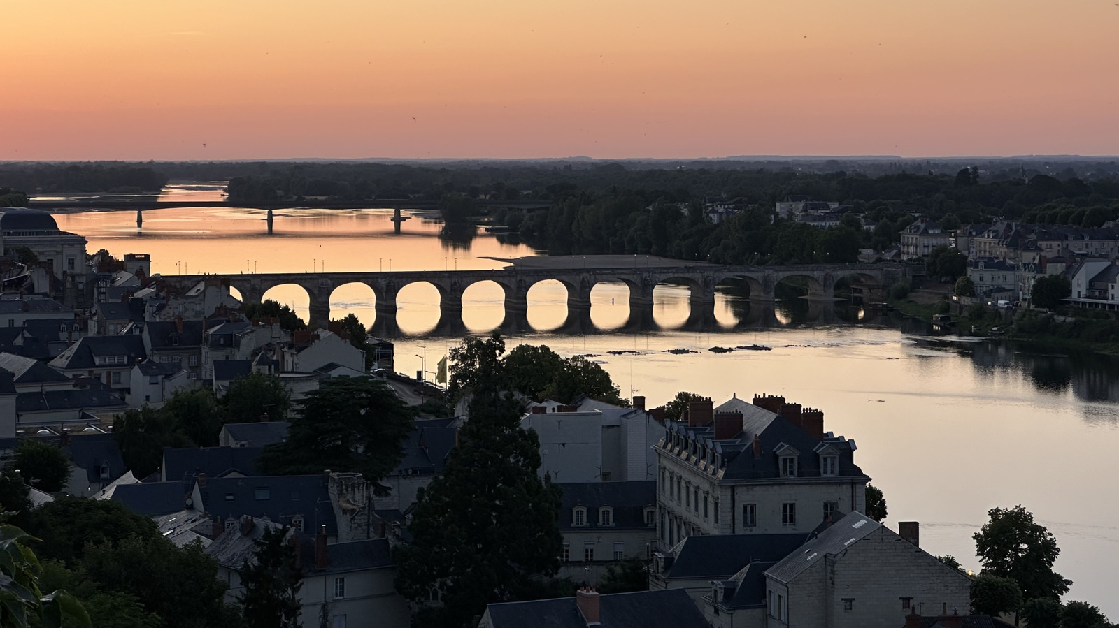 Le plus long fleuve de France est un plan d'eau à couper le souffle bordé de montagnes, de villages et d'un site de l'UNESCO