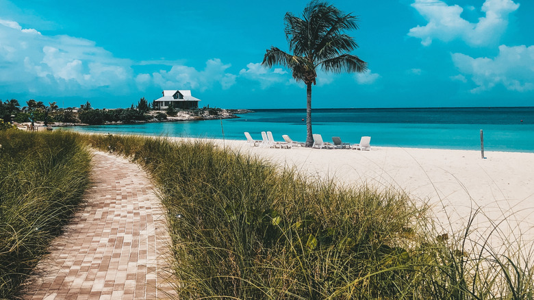 Passerelle et plage sur Chub Cay, Berry Islands, Bahamas