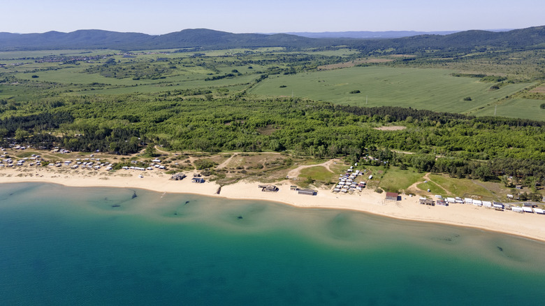 Vue aérienne de la plage et de la zone boisée dense près de Sozopol, Bulgarie