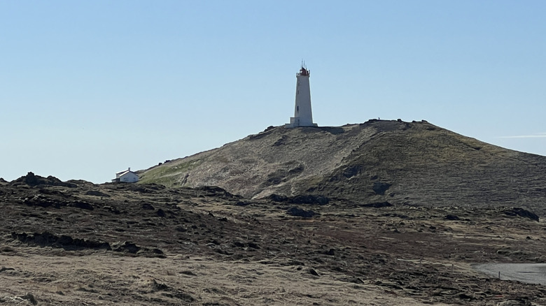 Phare de Reykjanes, vu des sources chaudes de Gunnuhver en Islande