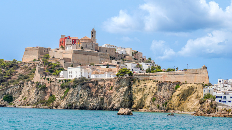vue sur la partie historique de la vieille ville d'Eivissa depuis la mer