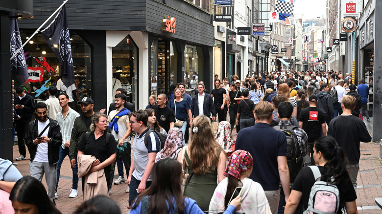 Rue bondée à Amsterdam aux Pays-Bas