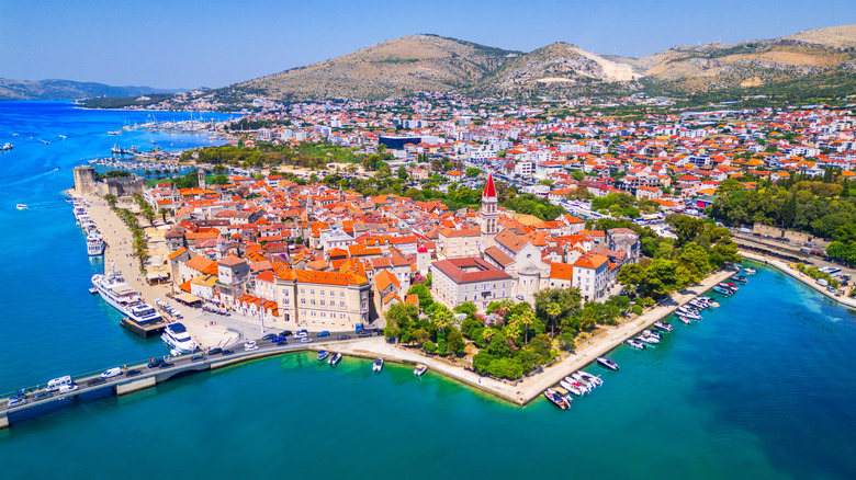 Vue aérienne par drone de Troiger Croatie et du littoral dalmatien.