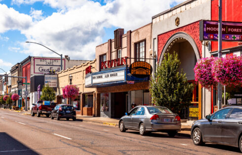 Entre Salem et Eugene se trouve la petite ville de l'Oregon au bord d'une rivière avec un charmant centre-ville et des divertissements en plein air