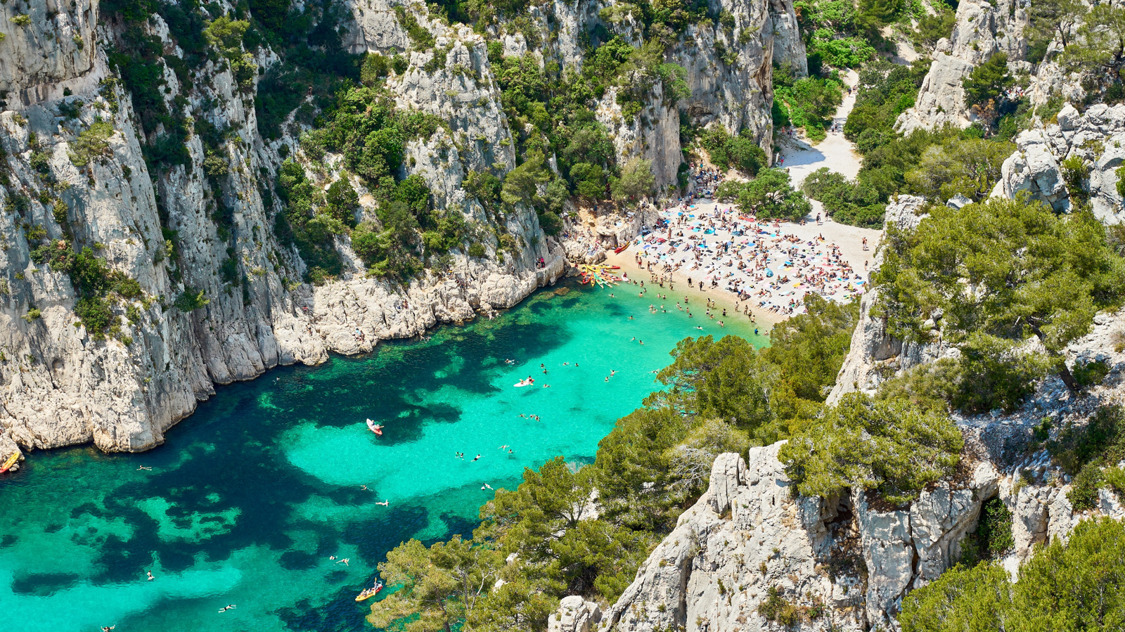 L'une des plus belles plages de France est une crique méditerranéenne isolée qui mérite une randonnée