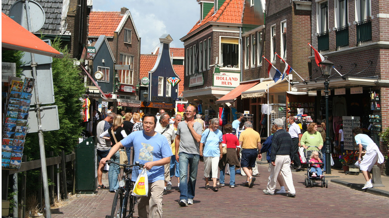 Les touristes se pressent le long de la promenade de la digue de Volendam