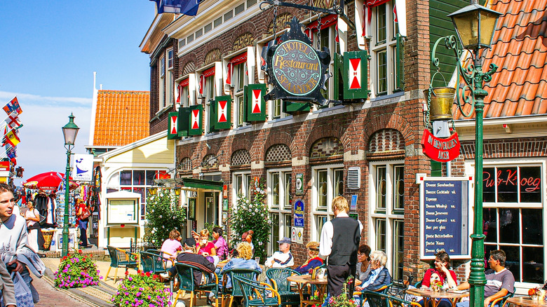 Des gens assis à la terrasse d'un café devant l'hôtel Spaander à Volendam, aux Pays-Bas
