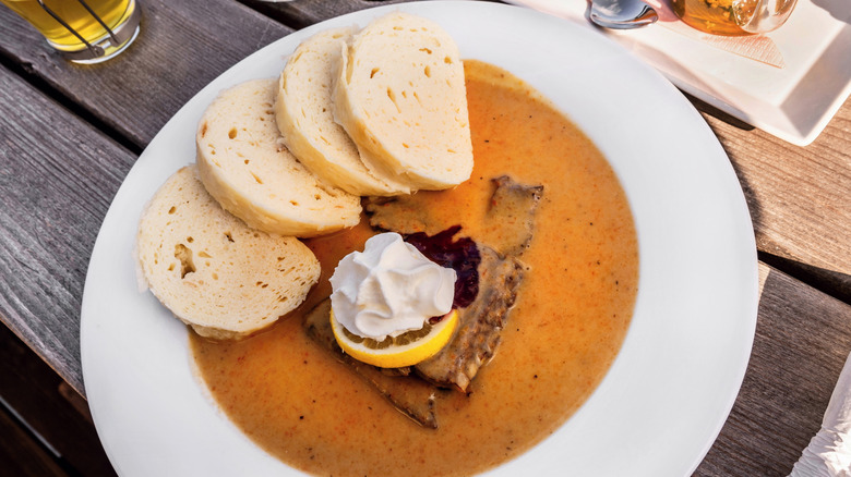 Assiette de Svíčková (bœuf, quenelles de pain, canneberges et tranche de citron) en Tchéquie