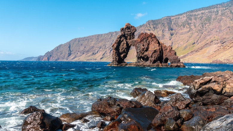 Formation rocheuse spectaculaire dans l'océan au large d'El Hierro, îles Canaries