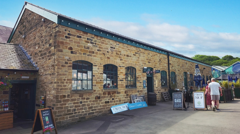 Panneaux publicitaires pour magasins dans des bâtiments historiques en briques du Elsecar Heritage Centre