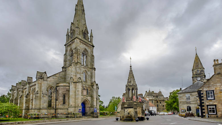 L'église paroissiale et la fontaine au centre de Falkland, en Écosse
