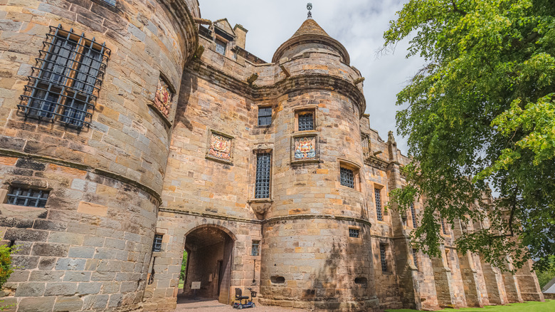 La magnifique entrée du palais des Falkland, avec une tour à tourelle à côté de l'entrée