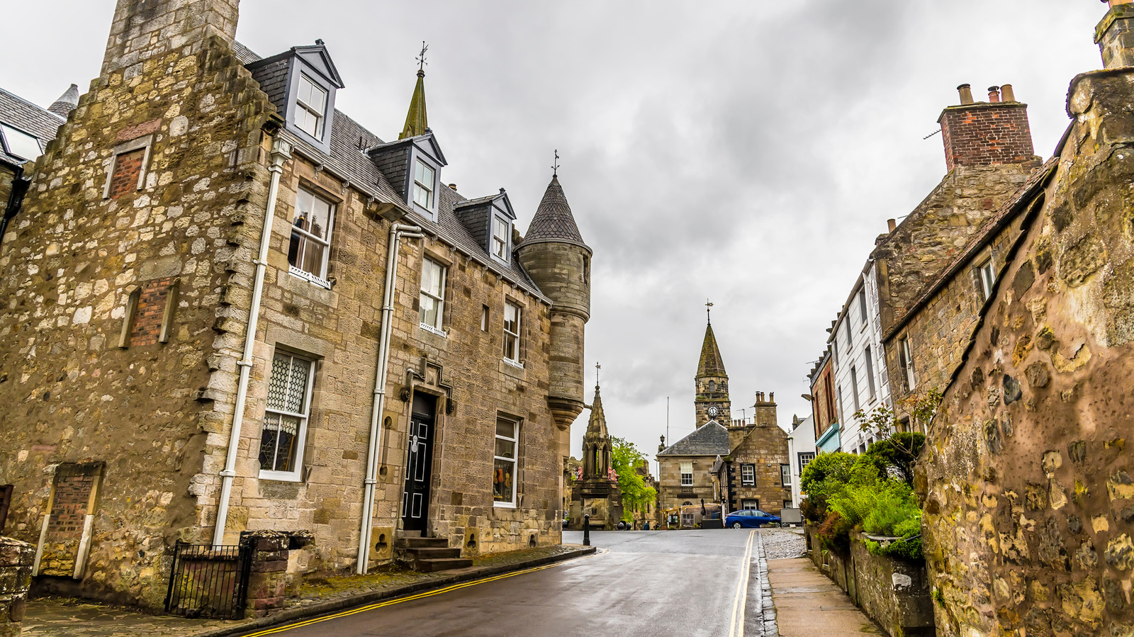 Oubliez Édimbourg, ce magnifique village écossais possède des rues de contes et des flèches historiques