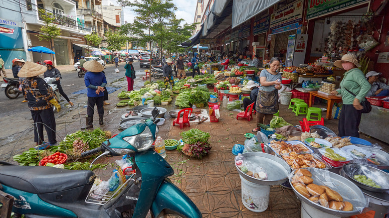 Marché en plein air à Buon Ma Thuot, Vietnam avec des produits et des aliments vietnamiens