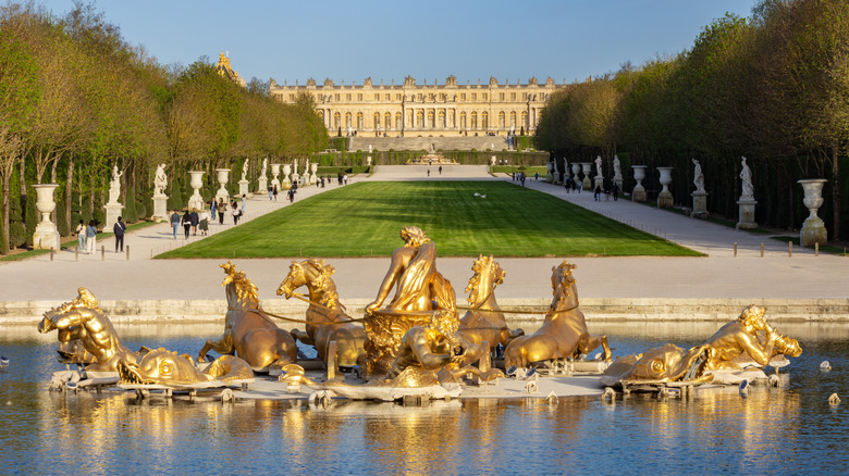Vue du château de Versailles depuis la fontaine d'Apollon