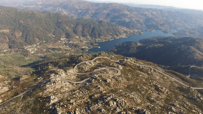 Vue aérienne des villages et collines historiques du parc national de Peneda-Gerês au Portugal