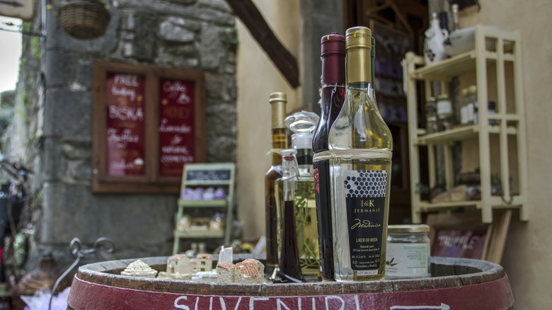 Bouteilles de liqueur croate sur un tonneau en bois à Hum, Croatie