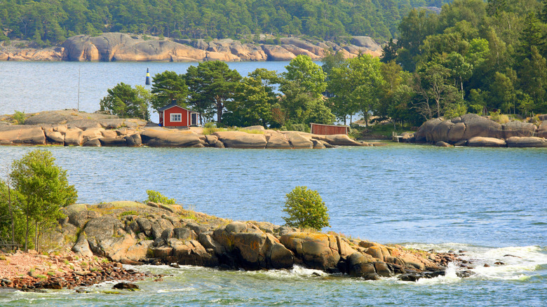 Côte de granit rencontrant la mer Baltique dans les îles Aland, Finlande