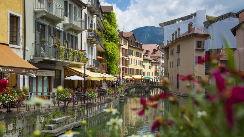 Un canal à Annecy, en France, en été
