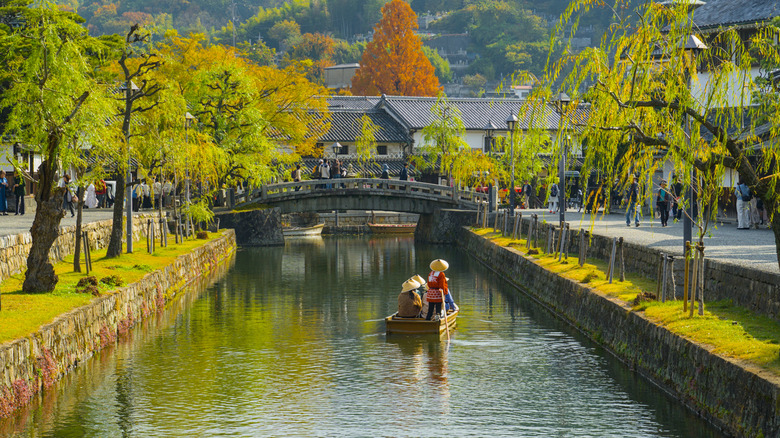 Un bateau sillonne les canaux du quartier historique de Bizan à Kurashiki