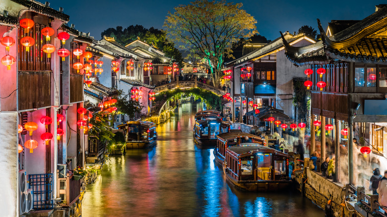 Les canaux de Suzhou, en Chine, la nuit