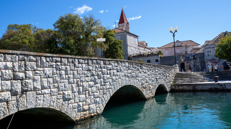 Une passerelle piétonne au-dessus d'un canal à Trogir, Croatie