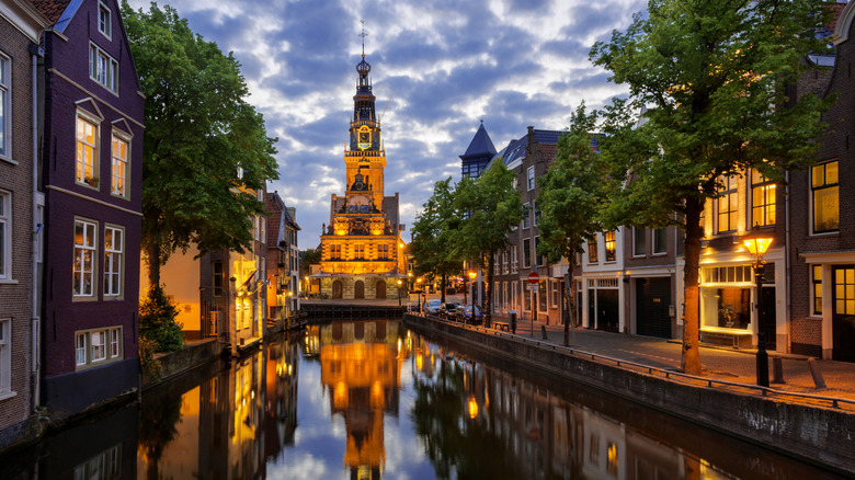 Une vue sur le canal d'Alkmaar la nuit