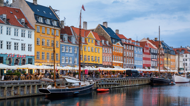 Le quartier Nyhaven de Copenhague vu de l'eau.