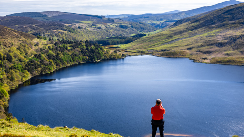 Lac Lough Tay dans les montagnes de Wicklow