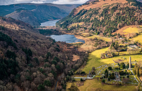 Le plus grand parc national d'Irlande possède de magnifiques montagnes, sentiers et sites historiques. Une excursion d'une journée rapide au départ de Dublin