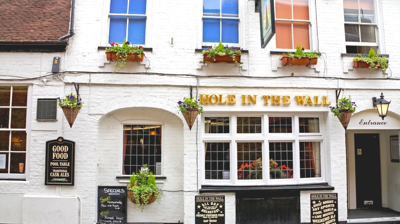 Extérieur du pub Hole in the Wall à Chichester, West Sussex, Angleterre.