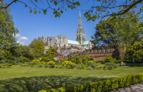 Oubliez Londres, visitez la ville artistique du Royaume-Uni remplie d'une superbe cathédrale médiévale, de parcs urbains et de restaurants locaux