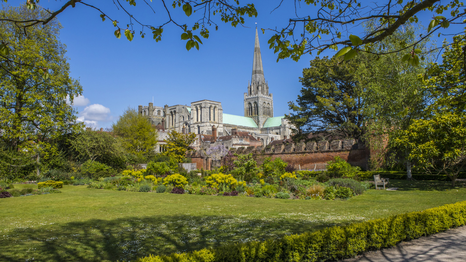 Oubliez Londres, visitez la ville artistique du Royaume-Uni remplie d'une superbe cathédrale médiévale, de parcs urbains et de restaurants locaux