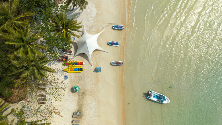 Bateaux se lançant dans l'eau à la plage de Sao, île de Phú Quốc, Vietnam