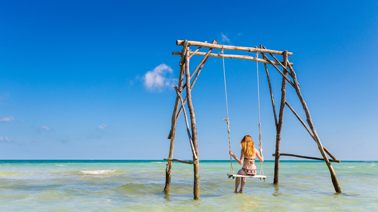 Femme sur une balançoire à la plage de Sao, île de Phú Quốc, Vietnam