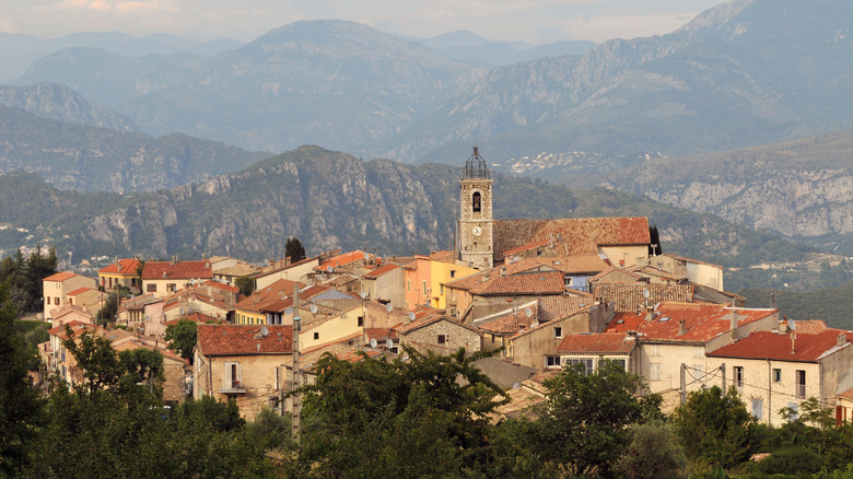 Vue lointaine sur le village en pierre de Bouyon et les montagnes de France