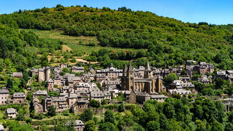 Vue panoramique sur le village médiéval de Conques, France