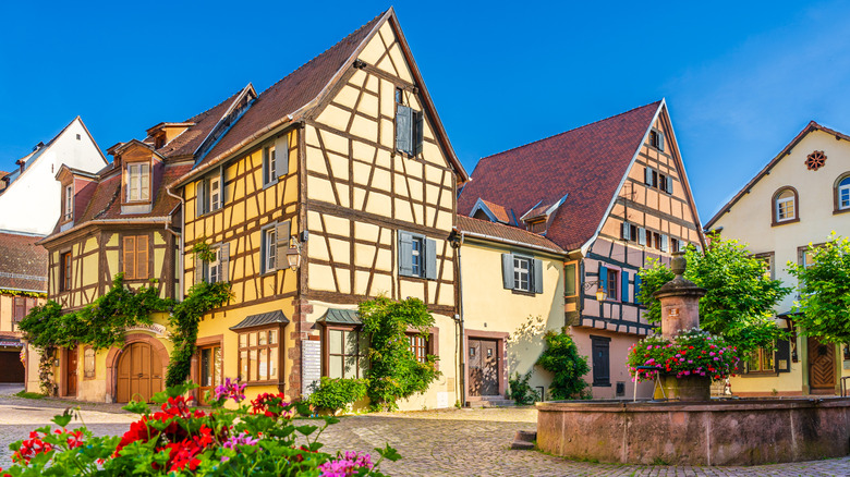 Maisons à colombages colorées à Riquewihr, France