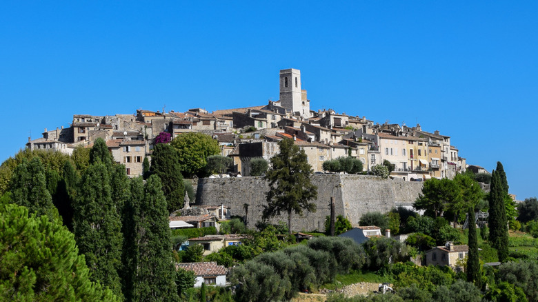 Le village de Saint-Paul-de-Vence sur une colline en France