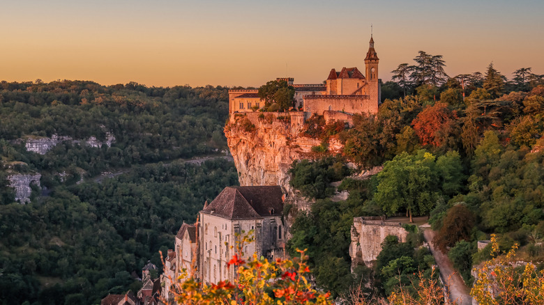 Chapelles de Rocamadour, France, à flanc de falaise au lever du soleil