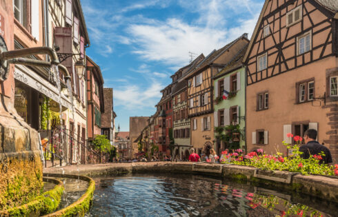 Oubliez Paris, ces magnifiques villages révèlent les scènes de contes et la culture vibrante de la France