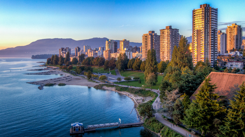 Côte de Vancouver avec parc et immeubles de grande hauteur
