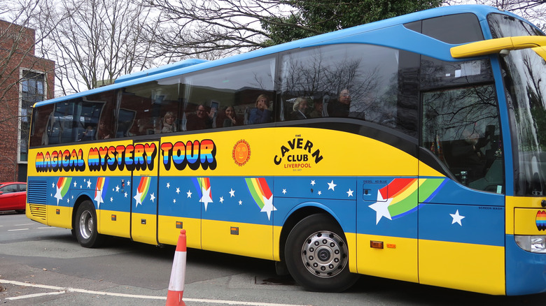 Bus touristique coloré rempli de fans des Beatles